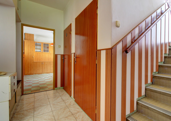 Na predaj: 4 izbový rodinný dom na pozemku 481 m², obec Dobrohošť