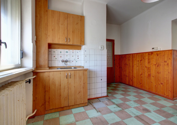 Na predaj: 4 izbový rodinný dom na pozemku 481 m², obec Dobrohošť