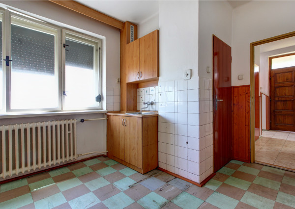 Na predaj: 4 izbový rodinný dom na pozemku 481 m², obec Dobrohošť