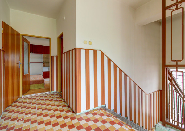 Na predaj: 4 izbový rodinný dom na pozemku 481 m², obec Dobrohošť