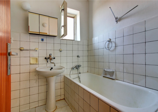 Na predaj: 4 izbový rodinný dom na pozemku 481 m², obec Dobrohošť