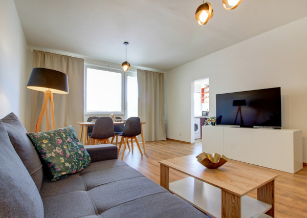 Na predaj dvojgarsónka De Luxe so zasklenou loggiou  – Pečnianska ulica, Petržalka