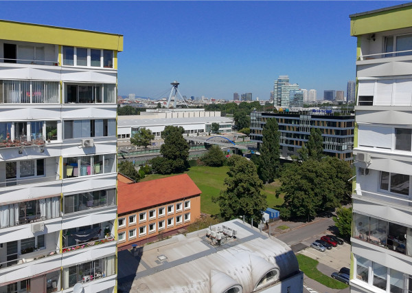 Na predaj dvojgarsónka De Luxe so zasklenou loggiou  – Pečnianska ulica, Petržalka