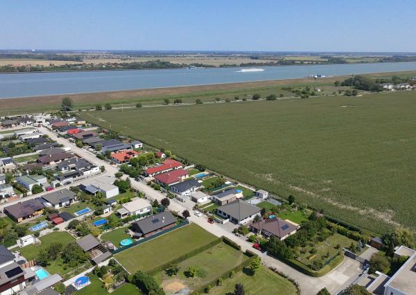 Na predaj: 3,5 izbový rodinný dom s prístavbou a garážou na pozemku o rozlohe 761 m², obec Dobrohošť