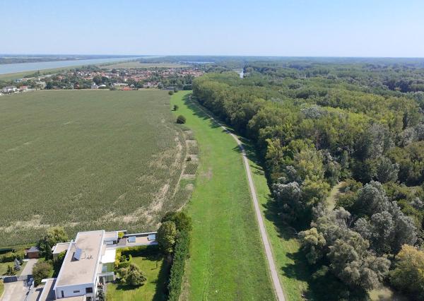 Na predaj: 3,5 izbový rodinný dom s prístavbou a garážou na pozemku o rozlohe 761 m², obec Dobrohošť