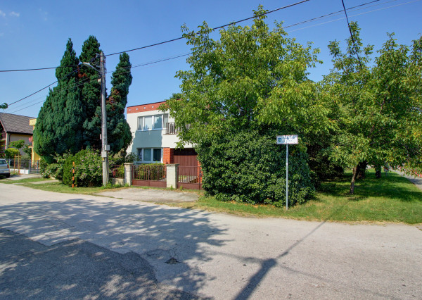 Na predaj: 3izbový rodinný dom s garážou , pozemok 757 m² - Kvetoslavov