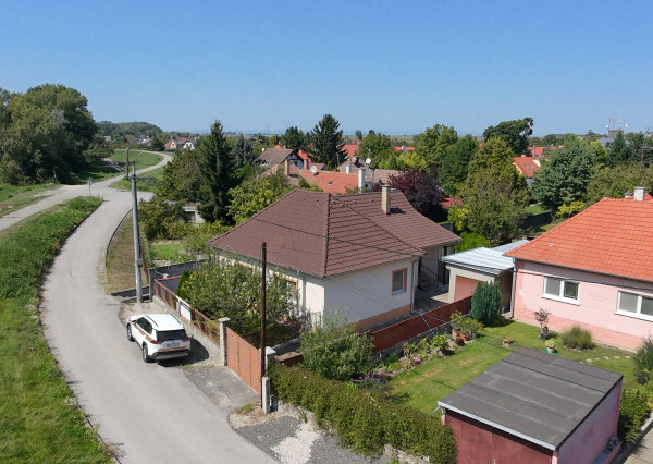 Na predaj: 3,5 izbový rodinný dom s prístavbou a garážou na pozemku o rozlohe 761 m², obec Dobrohošť