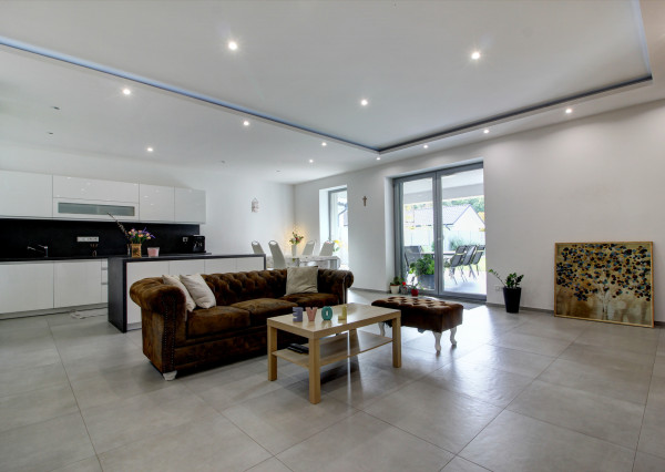 Na predaj 4- izbový rodinný dom s dvojgarážou a záhradným domom v Maslovciach