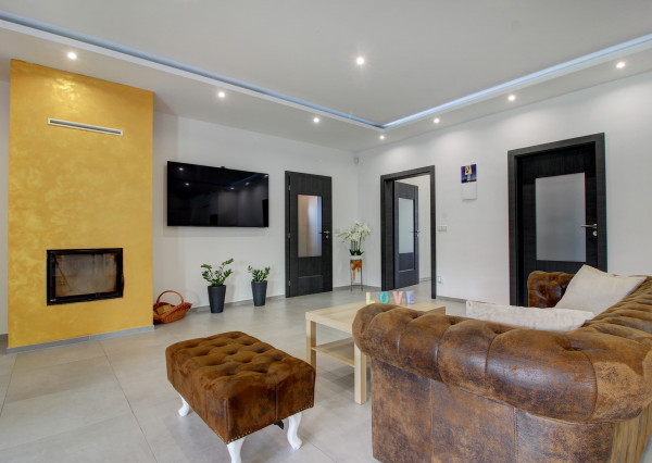 Na predaj 4- izbový rodinný dom s dvojgarážou a záhradným domom v Maslovciach