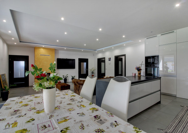 Na predaj 4- izbový rodinný dom s dvojgarážou a záhradným domom v Maslovciach