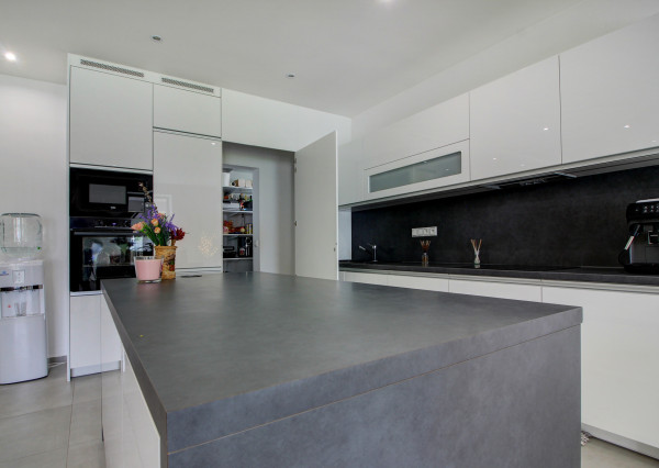 Na predaj 4- izbový rodinný dom s dvojgarážou a záhradným domom v Maslovciach