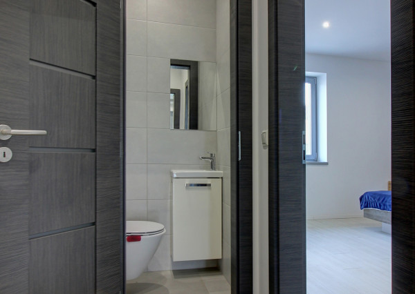 Na predaj 4- izbový rodinný dom s dvojgarážou a záhradným domom v Maslovciach