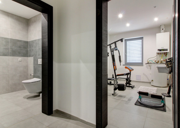 Na predaj 4- izbový rodinný dom s dvojgarážou a záhradným domom v Maslovciach