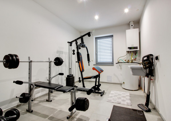 Na predaj 4- izbový rodinný dom s dvojgarážou a záhradným domom v Maslovciach