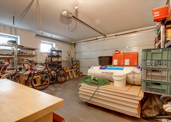 Na predaj 4- izbový rodinný dom s dvojgarážou a záhradným domom v Maslovciach