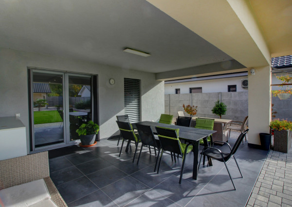 Na predaj 4- izbový rodinný dom s dvojgarážou a záhradným domom v Maslovciach