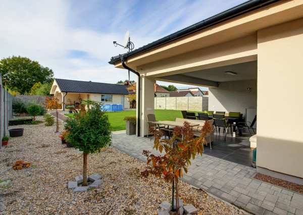 Na predaj 4- izbový rodinný dom s dvojgarážou a záhradným domom v Maslovciach