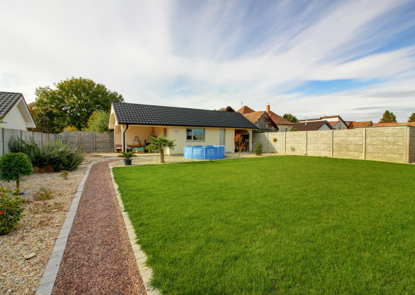 Na predaj 4- izbový rodinný dom s dvojgarážou a záhradným domom v Maslovciach