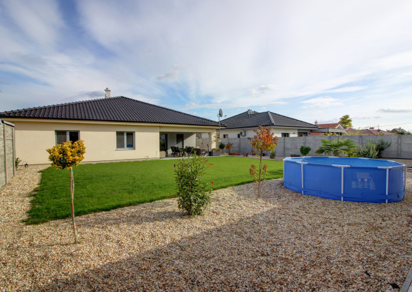 Na predaj 4- izbový rodinný dom s dvojgarážou a záhradným domom v Maslovciach