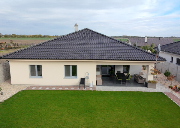 Na predaj 4- izbový rodinný dom s dvojgarážou a záhradným domom v Maslovciach