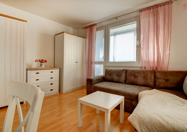 Na predaj útulná garsónka s loggiou – Bratislava, Petržalka, Topoľčianska ulica