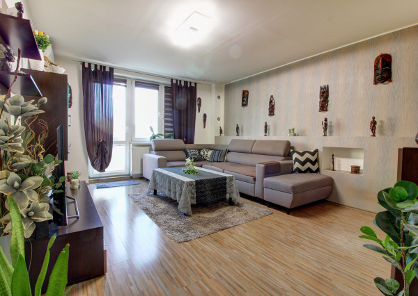 Na predaj 3 izbový byt, kompletne zrekonštruovaný, samostatný, s garážou,  s 2 pivnicami a predzáhradkou