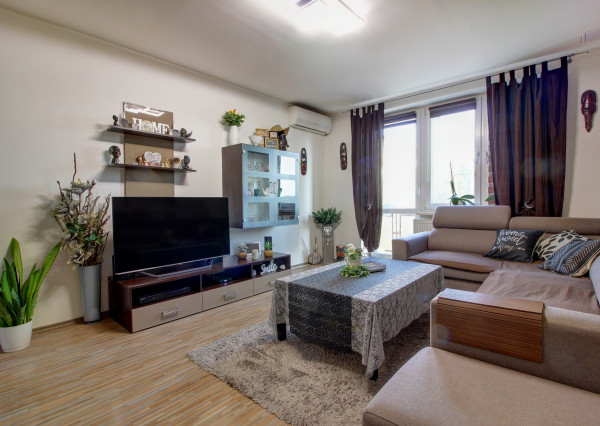 Na predaj 3 izbový byt, kompletne zrekonštruovaný, samostatný, s garážou,  s 2 pivnicami a predzáhradkou