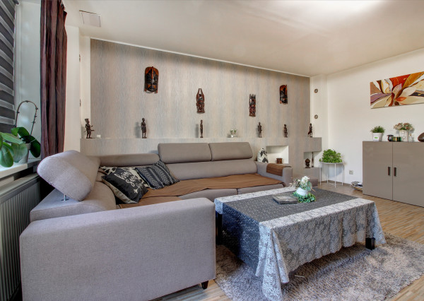 Na predaj 3 izbový byt, kompletne zrekonštruovaný, samostatný, s garážou,  s 2 pivnicami a predzáhradkou