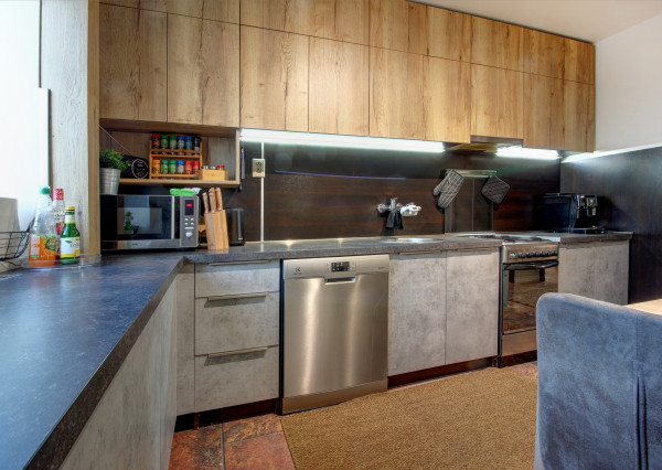 Na predaj 3 izbový byt, kompletne zrekonštruovaný, samostatný, s garážou,  s 2 pivnicami a predzáhradkou