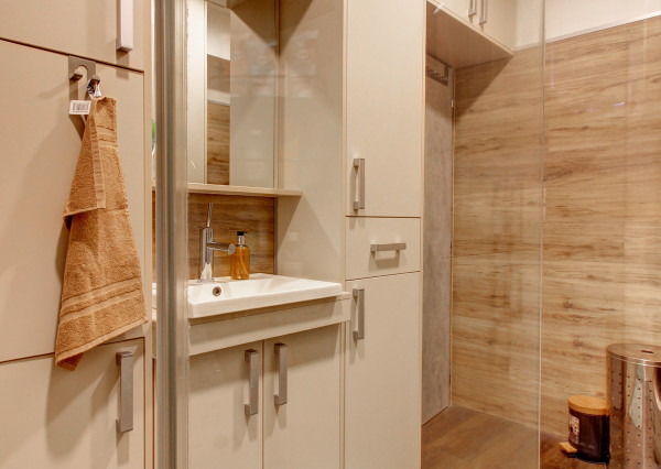 Na predaj 3 izbový byt, kompletne zrekonštruovaný, samostatný, s garážou,  s 2 pivnicami a predzáhradkou