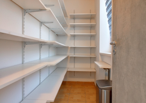 Na predaj 3 izbový byt, kompletne zrekonštruovaný, samostatný, s garážou,  s 2 pivnicami a predzáhradkou