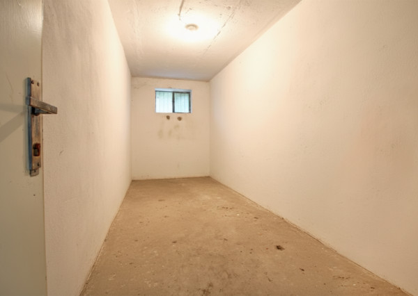 Na predaj 3 izbový byt, kompletne zrekonštruovaný, samostatný, s garážou,  s 2 pivnicami a predzáhradkou