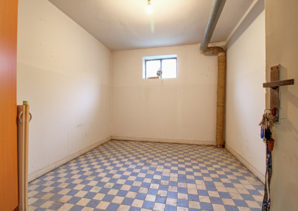 Na predaj 3 izbový byt, kompletne zrekonštruovaný, samostatný, s garážou,  s 2 pivnicami a predzáhradkou