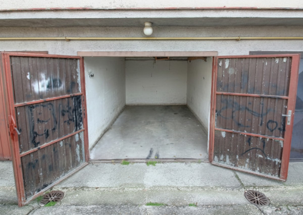 Na predaj 3 izbový byt, kompletne zrekonštruovaný, samostatný, s garážou,  s 2 pivnicami a predzáhradkou