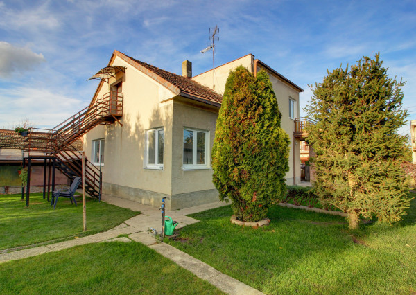 Na predaj 5-izbový rodinný dom s garážou na 954 m² pozemku - Kvetoslavov