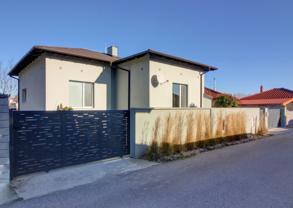 Na predaj dvojgeneračný 5-izbový rodinný dom v Šamoríne- Čilistov