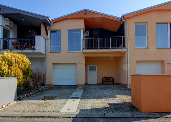 Na predaj priestranný 164 m² 4-i. RD s garážou Rovinka – Jasná ul.