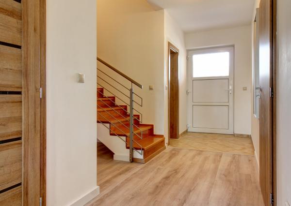 Na predaj priestranný 164 m² 4-i. RD s garážou Rovinka – Jasná ul.