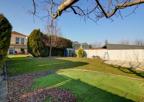 Na predaj priestranný 164 m² 4-i. RD s garážou Rovinka – Jasná ul.