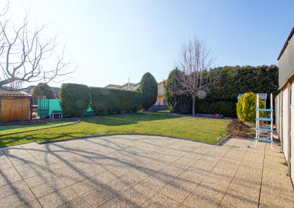 Na predaj priestranný 164 m² 4-i. RD s garážou Rovinka – Jasná ul.