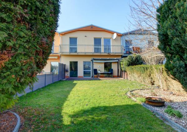 Na predaj priestranný 164 m² 4-i. RD s garážou Rovinka – Jasná ul.