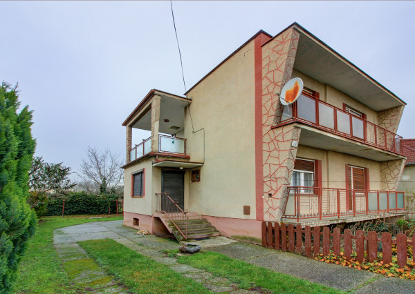 Na predaj: 4izbový rodinný dom s garážou , pozemok 800 m² - Čakany