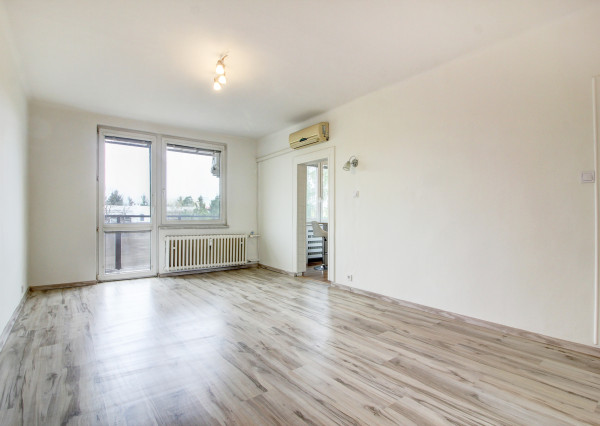 Na predaj 3 izbový, zrekonštruovaný byt v Komárne, ulica Damjanichova