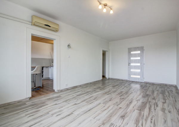 Na predaj 3 izbový, zrekonštruovaný byt v Komárne, ulica Damjanichova