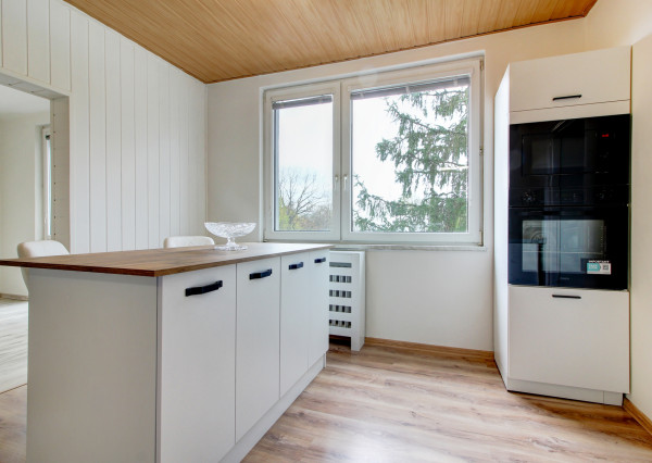 Na predaj 3 izbový, zrekonštruovaný byt v Komárne, ulica Damjanichova