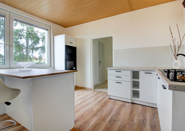 Na predaj 3 izbový, zrekonštruovaný byt v Komárne, ulica Damjanichova