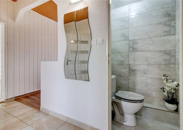 Na predaj 3 izbový, zrekonštruovaný byt v Komárne, ulica Damjanichova