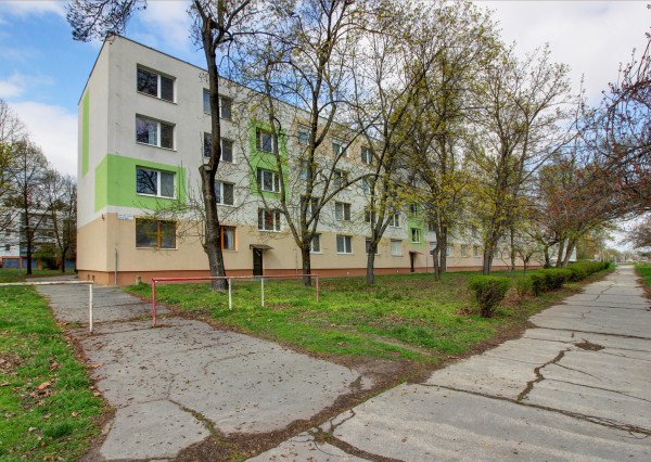 Na predaj 3 izbový, zrekonštruovaný byt v Komárne, ulica Damjanichova