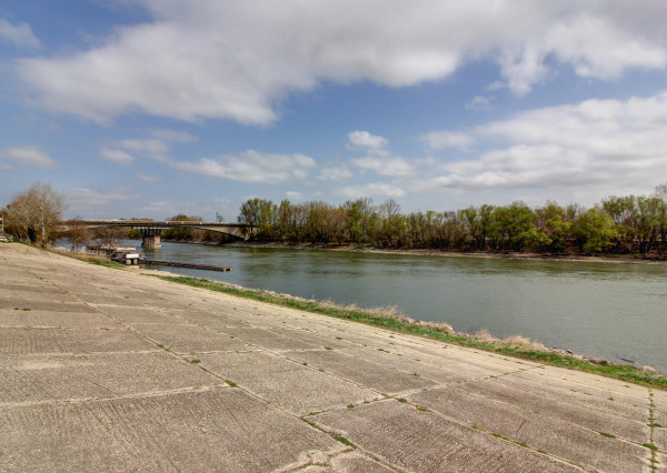 Na predaj 3 izbový, zrekonštruovaný byt v Komárne, ulica Damjanichova