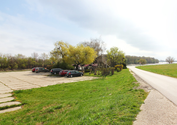 Na predaj 3 izbový, zrekonštruovaný byt v Komárne, ulica Damjanichova